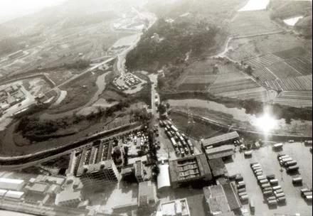 圖爲90年代的文錦渡口岸，左邊的橋是1985年建成(chéng)的新橋，右邊的橋爲老橋。舊橋爲進(jìn)，新橋爲出。.jpg